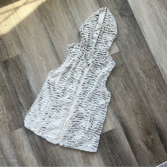 Altar’d State faux fur zip hooded vest - Picture 8 of 9